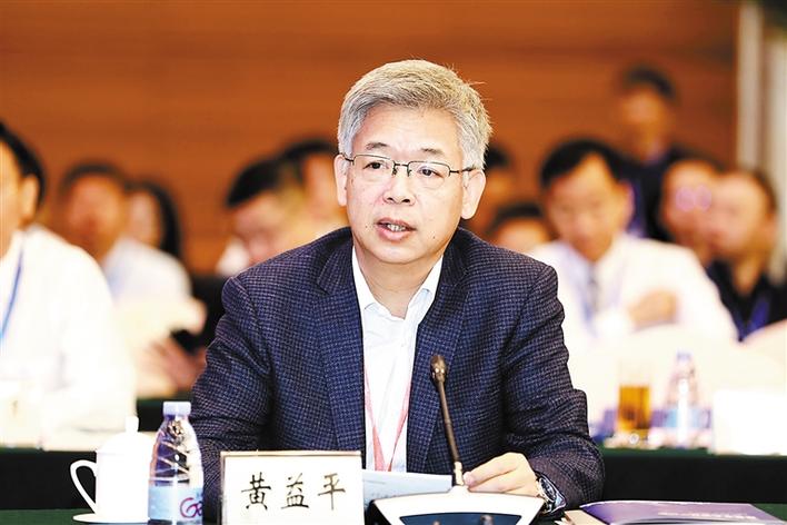 黄益平在论坛上发言。 深圳商报记者 严文婷 摄