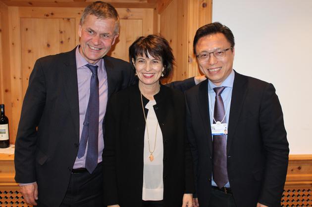 从左至右依次为:联合国环境规划署(UNEP)执行主任Erik Solheim,新任瑞士联邦总统Doris Leuthard,蚂蚁金服CEO井贤栋