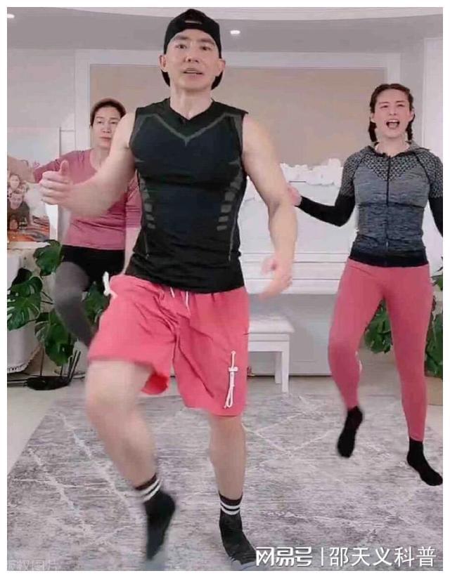 周杰伦搞笑视频_周杰伦上的综艺_周杰伦在综艺节目中的搞笑表现