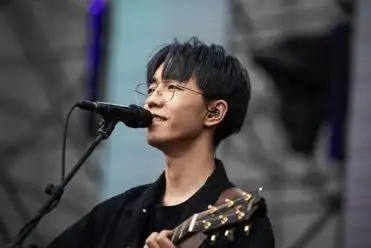 李宇春在音乐节上重磅回归，经典曲目引发全场欢呼_李宇春参加什么节目的第一_萨克斯音乐经典曲目