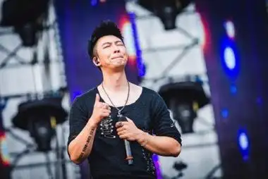 萨克斯音乐经典曲目_李宇春在音乐节上重磅回归，经典曲目引发全场欢呼_李宇春参加什么节目的第一