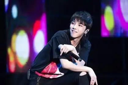 萨克斯音乐经典曲目_李宇春参加什么节目的第一_李宇春在音乐节上重磅回归，经典曲目引发全场欢呼