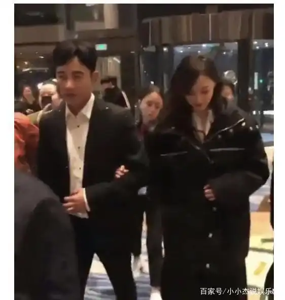 唐嫣紧挽罗晋怕弄丢,罗晋与李一桐工作引联想,怀孕唐嫣仍敬业