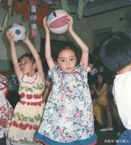 小花蜕变女神刘亦菲到底是谁_刘亦菲:从小花到女神的蜕变_小花蜕变女神刘亦菲到第几集了