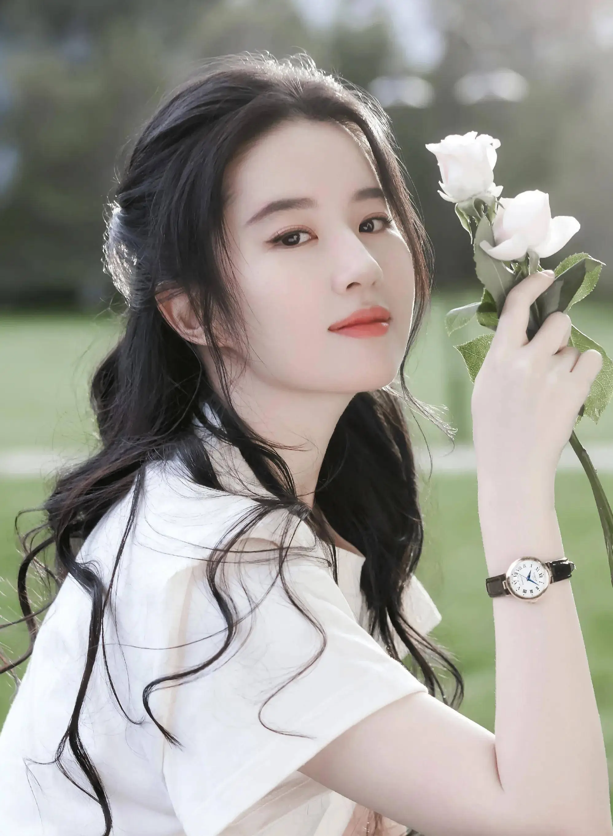 刘亦菲:演艺界的璀璨瑰宝,独特气质与卓越才华的完美结合