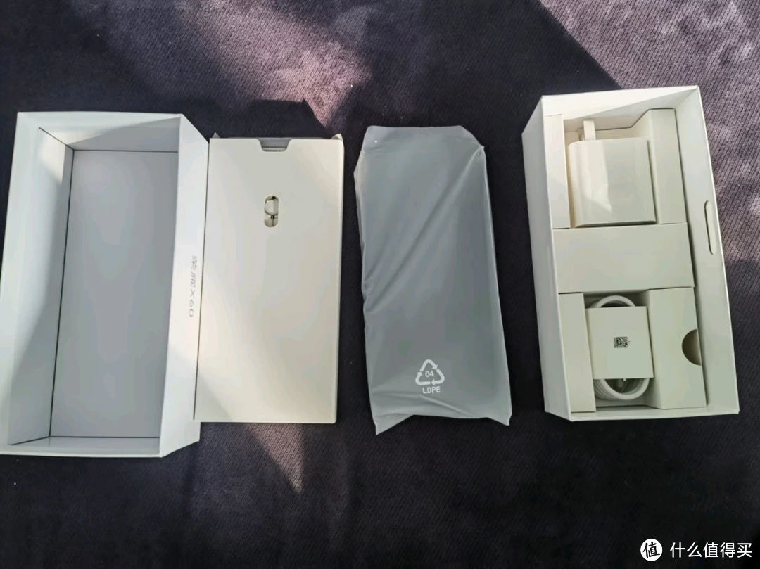 荣耀X60:十面抗摔防水耐磨,定义5G手机新标杆