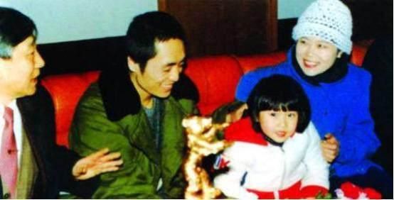 张艺谋导演生涯背后的三位女人：肖华、巩俐与陈婷的故事