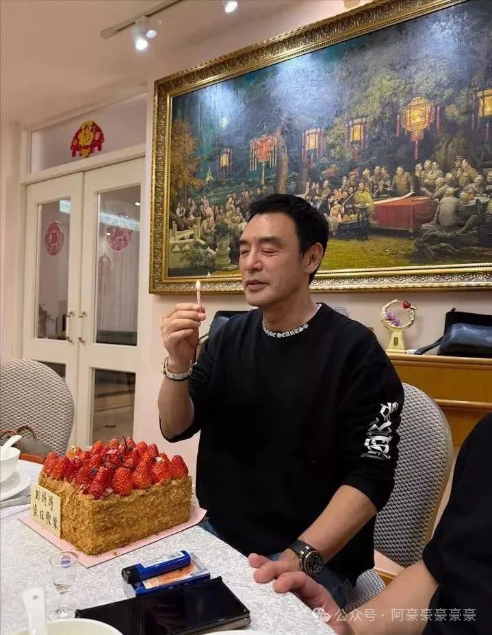 成龙地位年轻心中观众是什么_成龙地位年轻心中观众是谁_成龙在年轻观众心中的地位